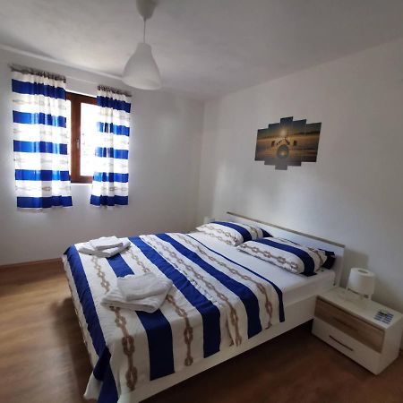 Villa Kuca Za Odmor Obitelji Pedisic Banj Exterior foto